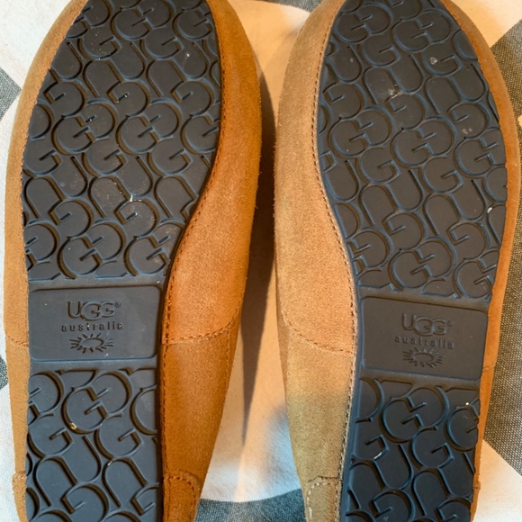 UGG Big Kid Unisex beige Slippers, size 5 - Picture 3 of 6